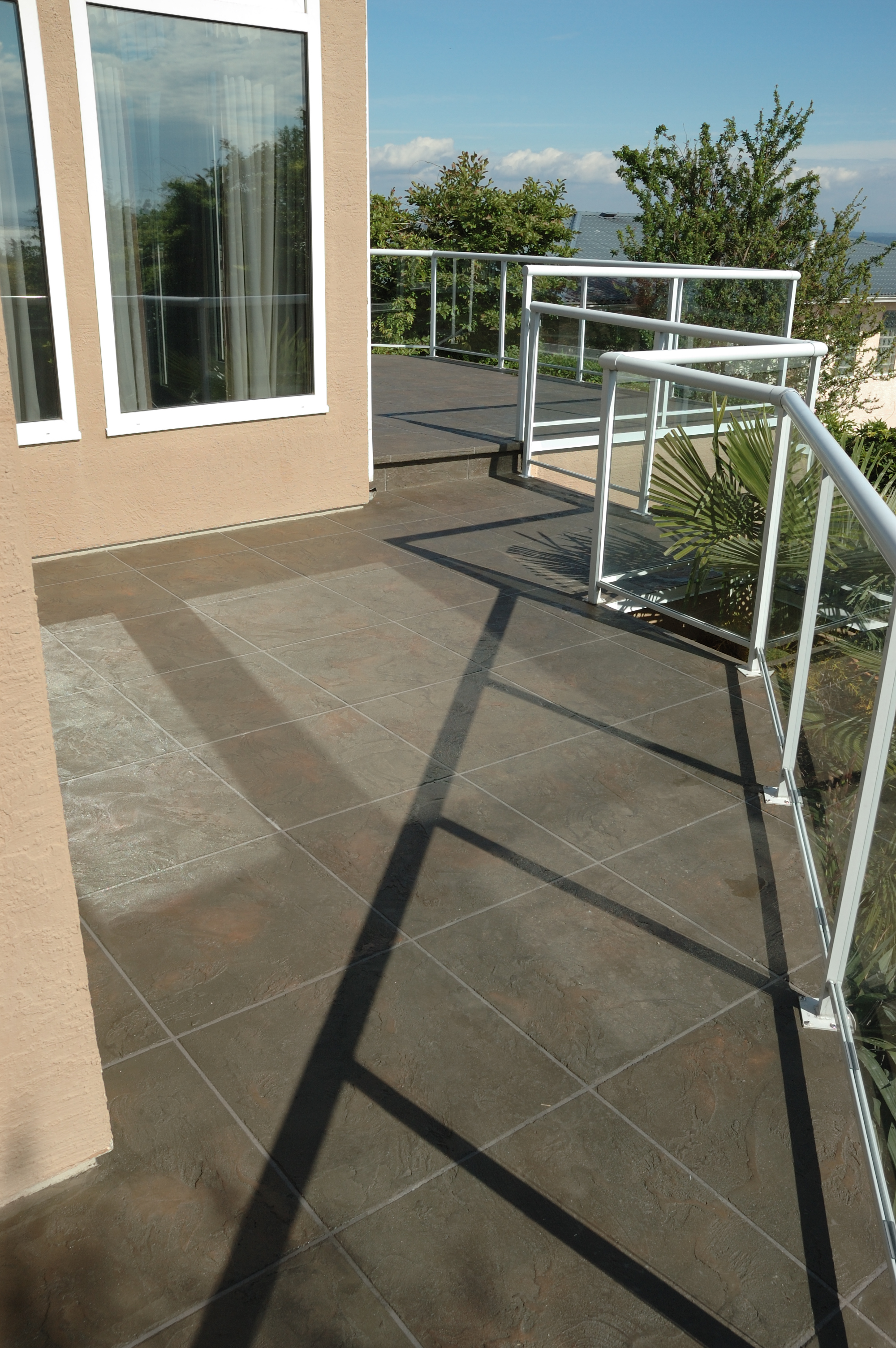 Balcony with earth-toned tile