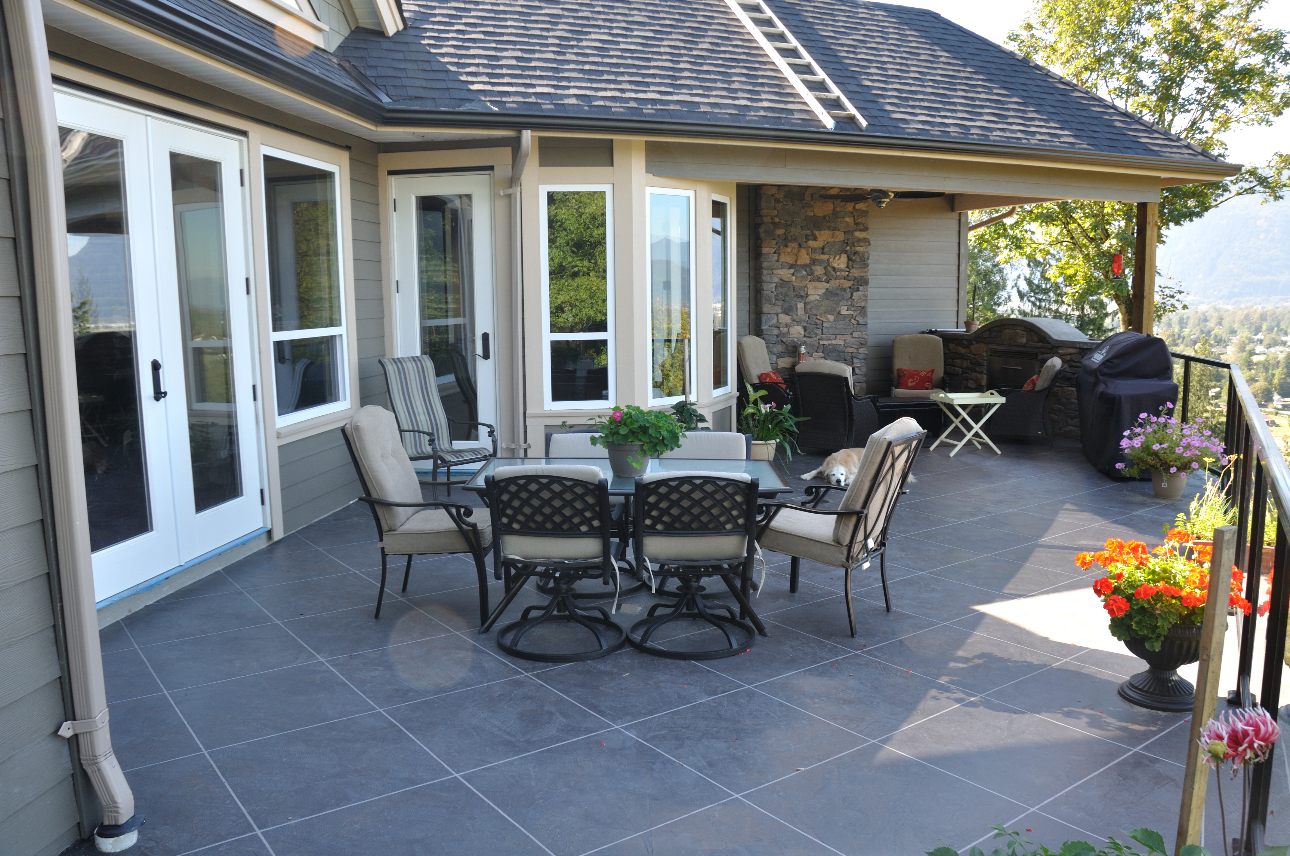 Covered patio with grey slate-look flooring