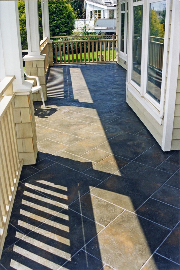 Two-tone StoneCraft porch with decorative grout lines and diamond border